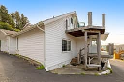 2 Story Dog Friendly Aparthotel with Deck Gas Fireplace Ocean Views Beach Access