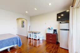 Affordable Dog Friendly Studio Ocean Views and Nearby Beach Access - Image 4