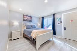 Coastal room near the beach and downtown dog friendly