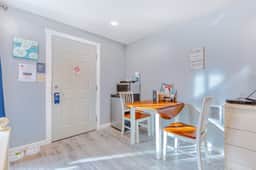 Coastal room near the beach and downtown dog friendly