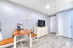 Coastal room near the beach and downtown dog friendly