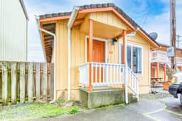 Coastal room near the beach and downtown dog friendly