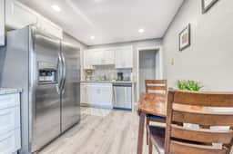 Deluxe Dog Friendly Room with full kitchen near the beach and downtown - Image 5