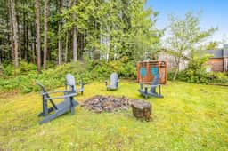 Cozy coastal retreat with deck grill firepit and WiFi walk to beach