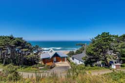 Ocean Views and Pure Luxury Await Dog Friendly Home with WiFi