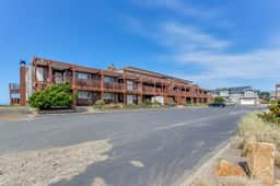 Charming oceanfront studio with easy beach access and stunning ocean views - Image 5
