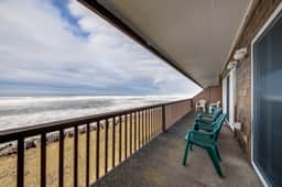 Charming oceanfront studio with easy beach access and stunning ocean views - Image 3