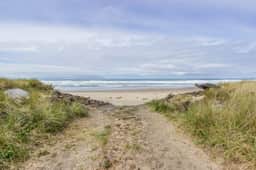 Charming oceanfront studio with easy beach access and stunning ocean views
