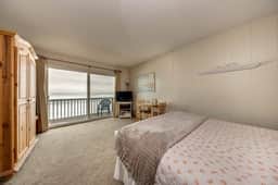 Charming oceanfront studio with easy beach access and stunning ocean views