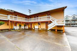 Dog Friendly Motel Room Located Near the Beach and Downtown