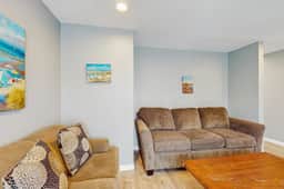 Dog Friendly Room with Kitchen Located Near the Beach and Downtown