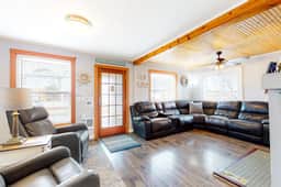 Dog Friendly Cottage with Private Hot Tub Close to Beach and Downtown