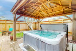 Dog Friendly Cottage with Private Hot Tub Close to Beach and Downtown