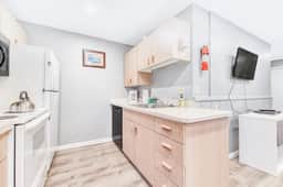 Dog Friendly Room with Kitchen Located Near the Beach and Downtown