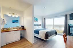 Dog Friendly Studio with Ocean Views WiFi and Nearby Beach Access