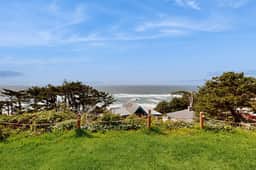 Dog Friendly Studio with Ocean Views WiFi and Nearby Beach Access