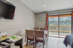 Dog Friendly Spacious Room Located Near the Beach and Downtown - Image 5