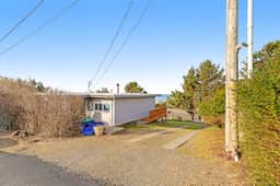 Cottage with wraparound deck and ocean views close to beach and town dog friendly