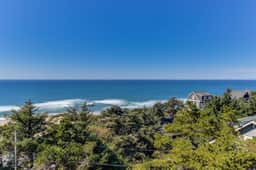 Upper Level Studio with Sweeping Ocean Views Dog Friendly