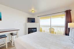 Upper Floor Oceanview Studio Perfect for Couples Free WiFi Dogs Allowed