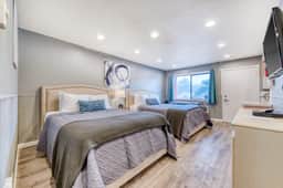 Two Dog Friendly Studios with Full Kitchen and Kitchenette Walk to the Beach - Image 2