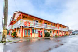 Dog friendly motel with kitchens and kitchenettes and WiFi walk to the beach