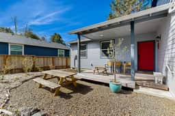 Charming coastal retreat near the beach with smart TV fireplace and games - Image 4