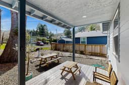 Charming coastal retreat near the beach with smart TV fireplace and games - Image 2