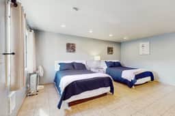 Peaceful Dog Friendly Room with Kitchenette Near the Beach and Downtown