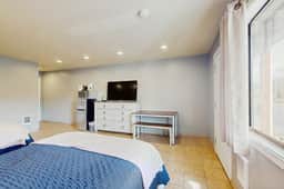 Peaceful Dog Friendly Room with Kitchenette Near the Beach and Downtown
