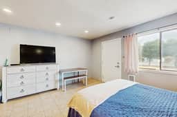 Peaceful Dog Friendly Room with Kitchenette Near the Beach and Downtown