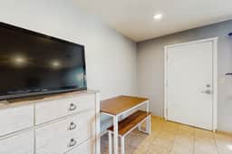 Peaceful Dog Friendly Room with Kitchenette Near the Beach and Downtown