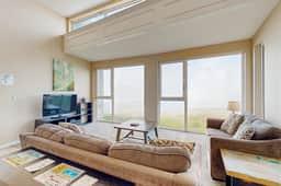 Modern Waterfront Condo Right on the Pacific Ocean Dogs Welcome