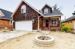 Creekside Home 5 Blocks from the Beach with Fireplace Deck Firepit Fast WiFi