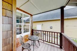 Creekside Home 5 Blocks from the Beach with Fireplace Deck Firepit Fast WiFi