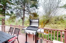 Creekside Home 5 Blocks from the Beach with Fireplace Deck Firepit Fast WiFi