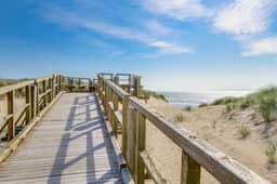 Modern two story dog friendly home located close to beaches and trails - Image 3