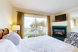 Easy Access Dog Friendly Studio with Ocean Views Short Walk to Beach