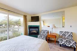 Easy Access Dog Friendly Studio with Ocean Views Short Walk to Beach