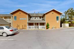 Easy Access Dog Friendly Studio with Ocean Views Short Walk to Beach