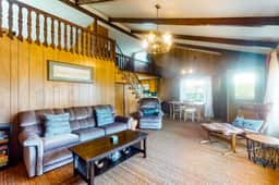 Charming dog friendly getaway with a full kitchen and firepit walk to the beach