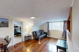 Welcoming dog friendly retreat near beach parks and Lake Lytle