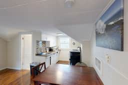 Welcoming dog friendly retreat near beach parks and Lake Lytle