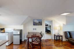 Welcoming dog friendly retreat near beach parks and Lake Lytle