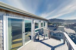 Expansive Beach Retreat 2 Decks and Balcony Corner Lot 50 to Ocean