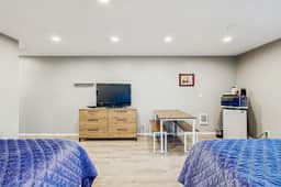 Ideally Located Room Near Downtown and the Beach Dog Friendly