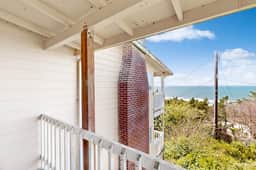 Upper Level Studio WiFi Close to Beach Access Dogs Welcome