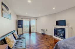Upper Level Studio WiFi Close to Beach Access Dogs Welcome