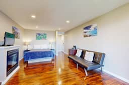 Upper Level Studio WiFi Close to Beach Access Dogs Welcome