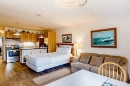 Dog friendly riverfront suite at oceanfront Proposal Rock Inn steps to beach